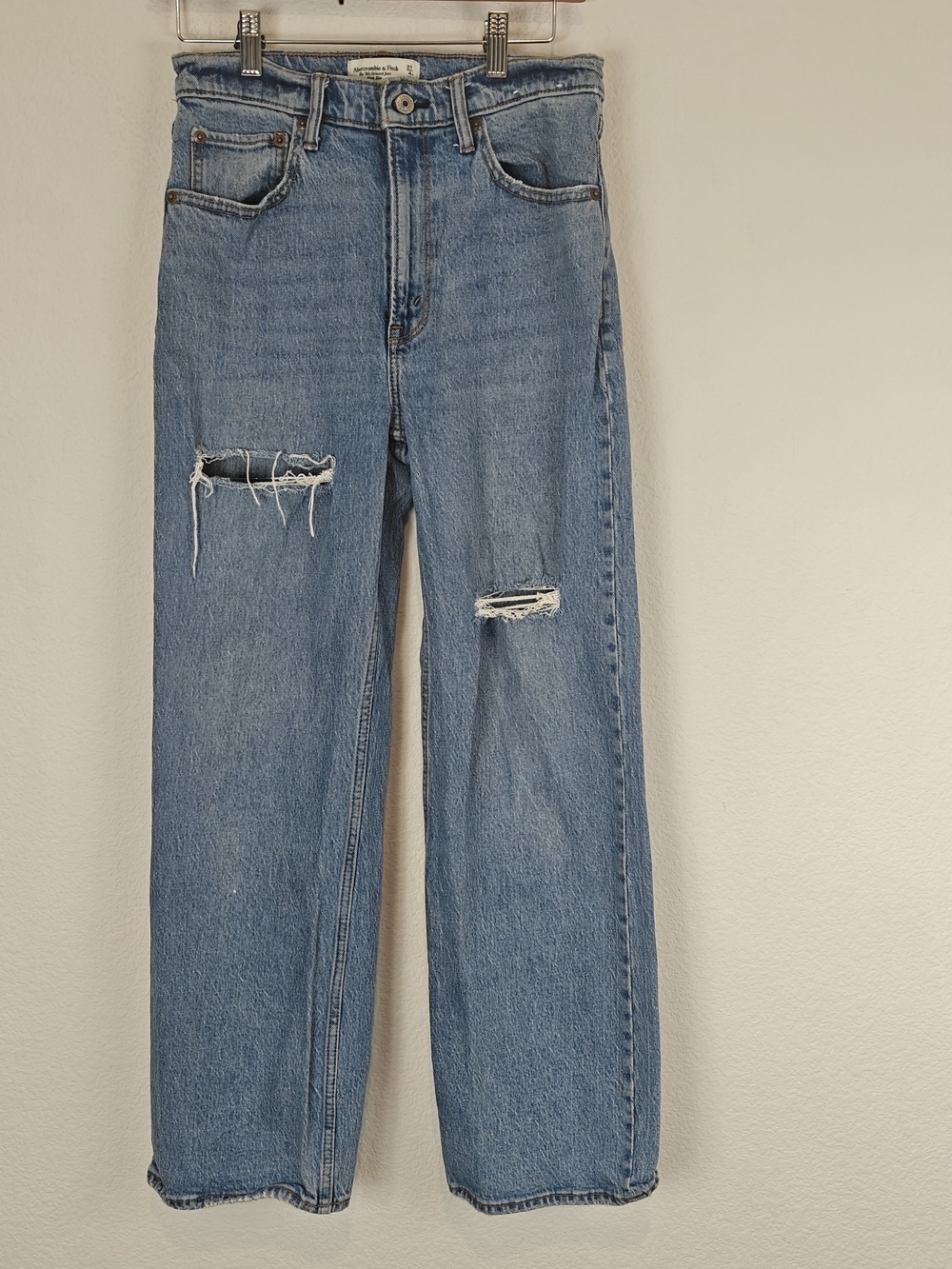 Abercrombie & Fitch 90s Relaxed High Rise Distressed Knee Jeans Medium Wash 27/4